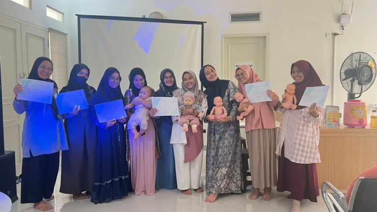 Foto bersama mama usai kelas Newborn Care dan Persiapan Menyusui
